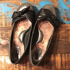 Born 7.5 silver and black flats